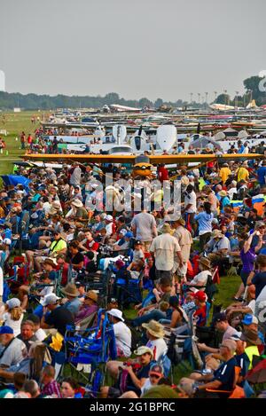 Thousands of aviation enthusiasts and pilots gather adjacent to the runway for the air show at the EAA Fly-In (AirVenture), Oshkosh, Wisconsin, USA Stock Photo