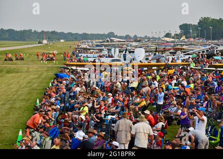 Thousands of aviation enthusiasts and pilots gather adjacent to the runway for the air show at the EAA Fly-In (AirVenture), Oshkosh, Wisconsin, USA Stock Photo