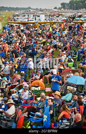 Thousands of aviation enthusiasts and pilots gather adjacent to the runway for the air show at the EAA Fly-In (AirVenture), Oshkosh, Wisconsin, USA Stock Photo