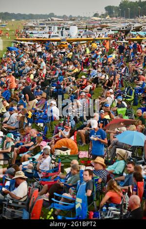 Thousands of aviation enthusiasts and pilots gather adjacent to the runway for the air show at the EAA Fly-In (AirVenture), Oshkosh, Wisconsin, USA Stock Photo