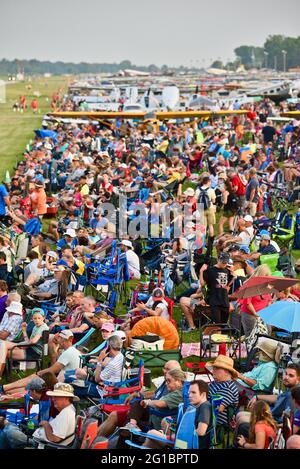 Thousands of aviation enthusiasts and pilots gather adjacent to the runway for the air show at the EAA Fly-In (AirVenture), Oshkosh, Wisconsin, USA Stock Photo