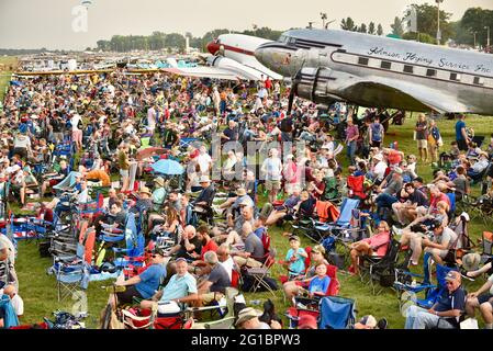 Thousands of aviation enthusiasts and pilots gather adjacent to the runway for the air show at the EAA Fly-In (AirVenture), Oshkosh, Wisconsin, USA Stock Photo