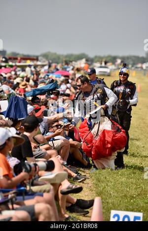 Thousands of aviation enthusiasts and pilots gather adjacent to the runway for the air show at the EAA Fly-In (AirVenture), Oshkosh, Wisconsin, USA Stock Photo