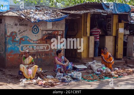 Indian female market traders selling fish and vegetables on roadside, Margao, Goa, India Stock Photo