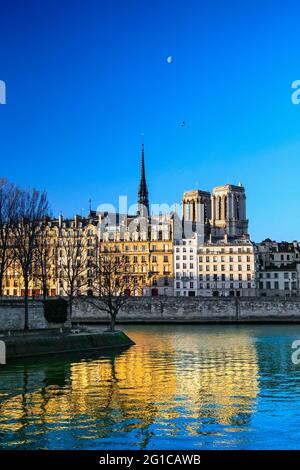 CITY ISLAND, 'QUAI AUX FLEURS', SEINE RIVER IN PARIS. NOTRE DAME CATHEDRAL BEFORE DRAMATIC FIRE OF APRIL 15TH 2019 PARIS,FRANCE Stock Photo