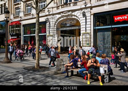 FRANCE. PARIS (75) AVENUE DES CHAMPS ELYSEES, GALERIE DES ARCADES WITH 40 SHOPS Stock Photo