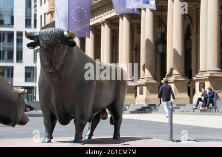 17 May 2021, Hessen, Frankfurt/Main: The sculpture of the bull - symbol of rising prices - on the stock exchange square in Frankfurt am Main. Photo: Boris Roessler/dpa Stock Photo