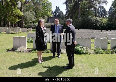 Memorial Day UK 2021 Mrs Caryn R. McClelland, A/Deputy Chargé d'Affaires of the U.S. Mission to the United Kingdom (at left) with Angelo Munsel, Superintndent of the American Cemetery (center) talk with Councillor Liam Lyons, Mayor of Woking at a Plot of the Commonwealth War Graves Cemetery, Brookwood Stock Photo