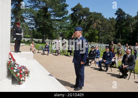 Memorial Day UK 2021 Chief Master Sergeant Michael J. Venning places a remembrance wreath on the steps of the Memorial Chapel at the American Military Cemetery, Brookwood Stock Photo