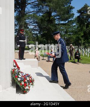 Memorial Day UK 2021 Brigadier General Jefferson J. O'Donnell, Defence Attache Us Embassy in London places a remembrance wreath on the steps of the Memorial Chapel at the American Military Cemetery, Brookwood Stock Photo