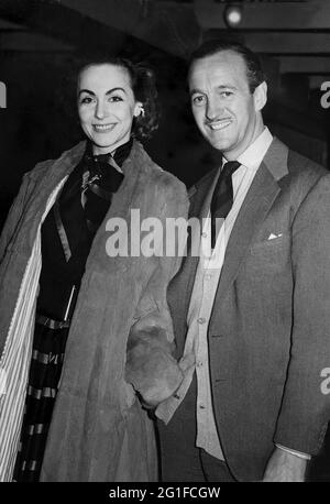 Niven, David, 1.3.1909 - 29.7.1983, British actor, half length, with his wife Hjordis Tersmeden, ADDITIONAL-RIGHTS-CLEARANCE-INFO-NOT-AVAILABLE Stock Photo