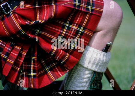Kilt, kilt, tartan, knee, knee socks with ornamental straps, garter, garter  belt, sigian dubh, dagger, knife, Scotland, Great Britain Stock Photo -  Alamy