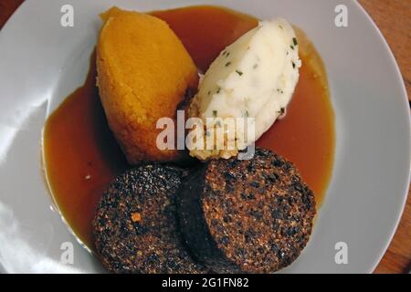 Pibroch restaurant, Scottish cuisine, haggis, stuffed sheep's stomach, Scottish national dish, speciality, with tatties and neeps, turnips and mashed Stock Photo