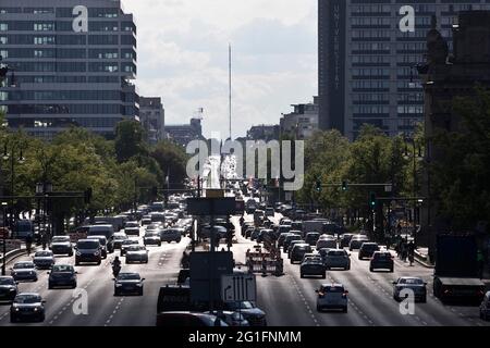 Heavy traffic on the Strasse des 17. Juni, Berlin-Mitte, Berlin, Germany Stock Photo