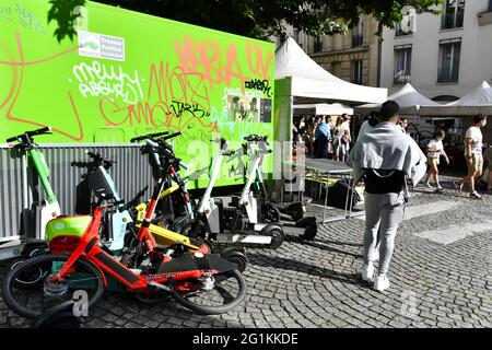 Scooters thrown on the pavement - Montmartre - Paris - France Stock Photo