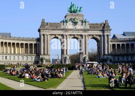 Belgium, Brussels, February 24, 2021: atmosphere on the lawns of the “parc du Cinquantenaire” or Jubelpark on a sunny day, spring weather in winter du Stock Photo