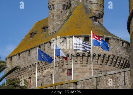 France, Ile et Vilaine, Saint Malo, on the castle of the Duchess Anne or town hall, the Malouin flag flies above the French flag, unique case in France Stock Photo