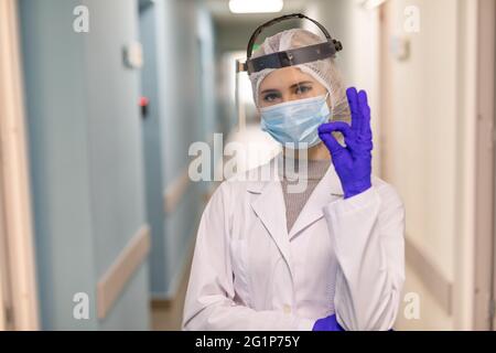 Covid-19, preventing virus, healthcare workers and vaccination concept. Doctor keep situation under control, wear personal protective equipment and sh Stock Photo