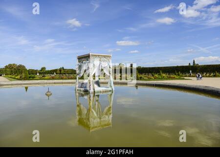 France, Yvelines (78), Saint Germain en Laye, park of the castle, exhibition of the new French follies, canopy bed by Vincent Olinet, floating on a pond Stock Photo