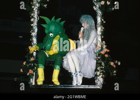 Tabaluga und Sängerin Alexis als Lilli auf der Schaukel bei der Premiere vom Musical 'Tabaluga und Lilli' in Frankfurt, Deutschland 1994. Stock Photo