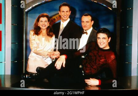 bei der 75. Sendung der Unterhaltungsshow 'Die Wochenshow', Deutschland 1998. Mit dabei: Anke Engelke, Ingolf Lück, Marco Rima und  Bastian Pastewka (liegend) Stock Photo