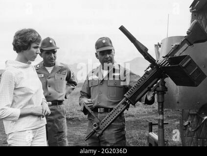 Major Eugene P Tanner (right) shows an M-60 machine gun to Julie Andrews, star of 'Mary Poppins' and 'Sound of Music' during her visit to the 25th Infantry Division. In the center is Lt Col Samuel P Kalagian, commanding officer, 25th Aviation Battalion, Schofield Barracks, HI, 8/17/1965. (Photo by Sp5 Jack Thompson/US Army/RBM Vintage Images) Stock Photo