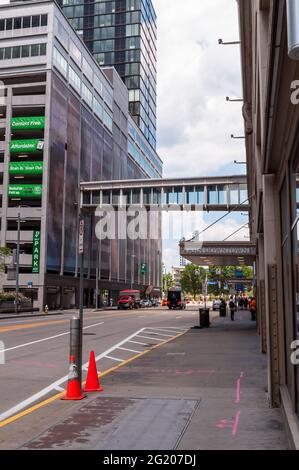 An elevated walkway over Stanwix Street in downtown Pittsburgh, Pennsylvania, USA Stock Photo