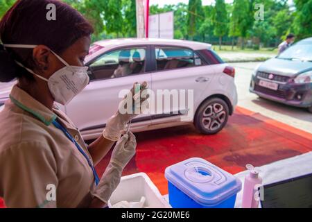 New Delhi, India. 07th June, 2021. A nurse prepares a syringe with the Covid-19 Vaccine dose at the drive thru covid-19 vaccination centre at sports complex. Max Super Speciality hospital setup a drive thru covid-19 vaccination centre at sports complex, commonwealth games village in New Delhi. Toda the Indian government announced free Covid-19 vaccines to be provided to all adults starting June 21st. Credit: SOPA Images Limited/Alamy Live News Stock Photo