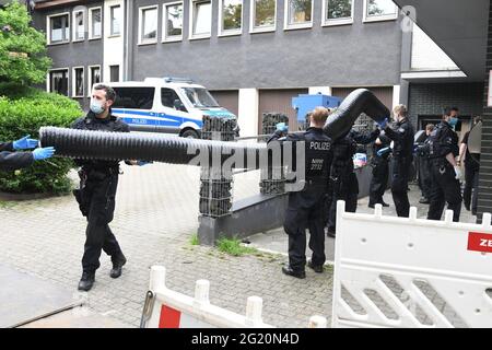Essen, Germany. 07th June, 2021. Police officers stand in front of an office building in Essen during a large-scale operation against narcotics crime. Several properties in several federal states were searched, a spokesman for the Hesse State Criminal Police Office (LKA) said in Wiesbaden on Monday. The operation had extended to North Rhine-Westphalia, among other places. (to dpa 'Large-scale police operation because of drug crime') Credit: Stephan Witte/KDF-TV & Picture/dpa/Alamy Live News Stock Photo