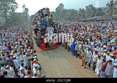 Thousands of Muslims return home after the annual Islamic congregation “Bishwa Ijtema”, held by the river Turag, in Tongi, Bangladesh. Nearly three million Muslim devotees raised their hands in prayer during this year’s Bishwa Ijtema. It is the second largest Muslim religious gathering in the world. Bangladesh. 2007.