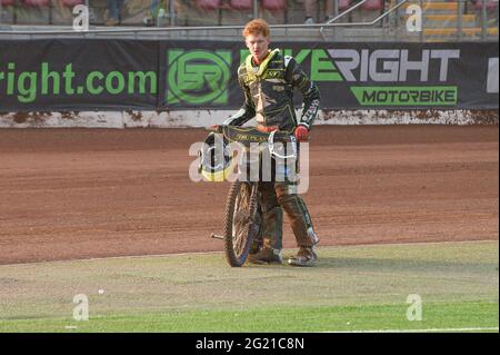 MANCHESTER, UK. JUNE 7TH Anders Rowe pulls out of the heat with engine trouble during the SGB Premiership match between Belle Vue Aces and Ipswich Witches at the National Speedway Stadium, Manchester on Monday 7th June 2021. (Credit: Ian Charles | MI News) Credit: MI News & Sport /Alamy Live News Stock Photo