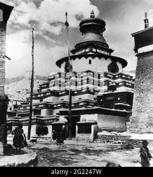 geography / travel, Tibet, Gyangze, Parkor Choide monastery, big chorten (praying shrine), 1950s, ADDITIONAL-RIGHTS-CLEARANCE-INFO-NOT-AVAILABLE Stock Photo
