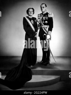 Bernhard, 29.6.1911 - 1.12.2004, Prince of Netherlands 7.1.1937 - 20.3.2004, full length, with his wife Queen Juliana, EDITORIAL-USE-ONLY Stock Photo