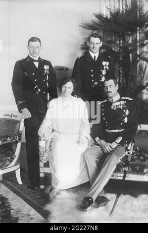 Christian X, 26.9.1870 - 20.4.1947, King of Denmark 1912 - 1947, group picture, with his wife, ADDITIONAL-RIGHTS-CLEARANCE-INFO-NOT-AVAILABLE Stock Photo