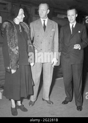 George Valdemar, 16.4.1920 - 29.9.1986, Prince of Denmark, full length (right), with his parents, ADDITIONAL-RIGHTS-CLEARANCE-INFO-NOT-AVAILABLE Stock Photo