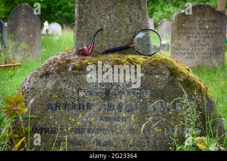 Grave and headstone of Arthur Conan Doyle, writer of Sherlock Holmes stories, All Saints Church, Minstead, New Forest, Hampshire, UK Stock Photo