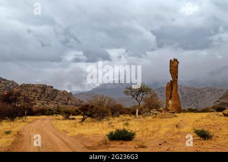 Guest farm Omandumba in the Erongo Mountains: Rain clouds over a rock needle (granite), rainy season, near Omaruru,  Erongo Region, Namibia Stock Photo