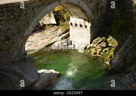 Swiss Alps Valley with river between bridge, Ticino Valle Maggia, Maggiatal Stock Photo