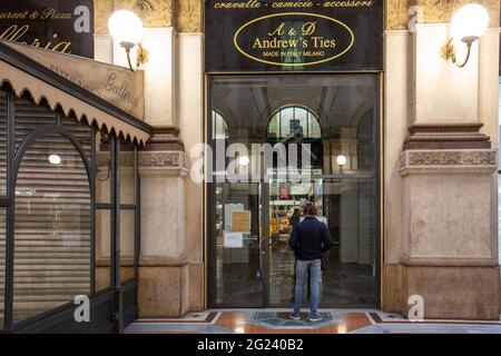 Milan, the historic Andrewâ € ™ s ties tie shop in Galleria Vittorio Emanuele closed its doors overwhelmed by the crisis generated by the Covid 19 pan Stock Photo