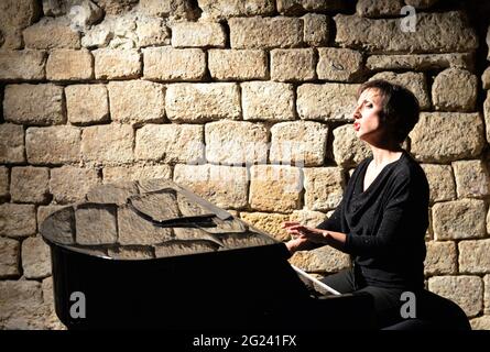 Caroline Montier sings Barbara Stock Photo