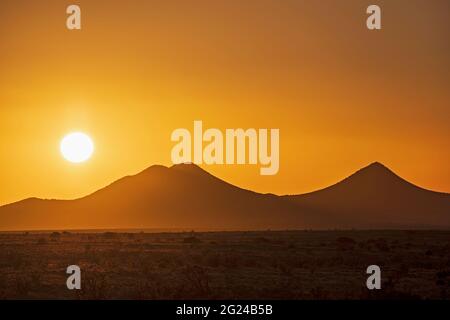 SUNSETS OVER THE CERRILLOS HILL, FROM EL DORADO, SANTA FE, NM, USA Stock Photo