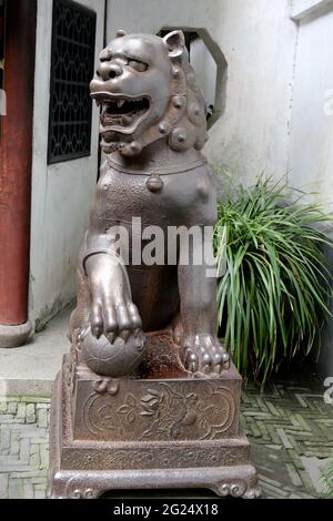 Guardian Lion Statue in the Yu or Yuyuan Garden (meaning Garden of Happiness) at Huangpu Qu, Old City of Shanghai, Peoples Republic of China. Stock Photo