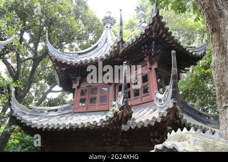 A small Dachang or singing stage in the Yu or Yuyuan Garden (meaning Garden of Happiness) at Huangpu Qu, Old City of Shanghai, Peoples Republic of Chi Stock Photo