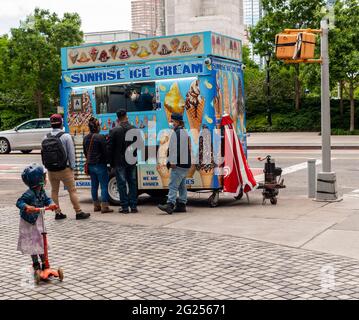 Ice cream cart in Hudson yards in New York on Monday, May 31, 2021. (© Richard B. Levine) Stock Photo