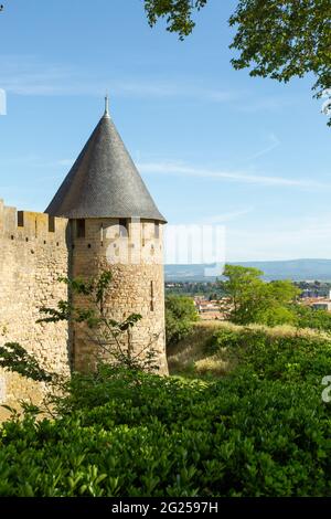 Tour de Brérard, une partie des remparts de la cité médiévale de Carcassonne. Au-delà, une vue lointaine sur La Montagne Noire. Stock Photo