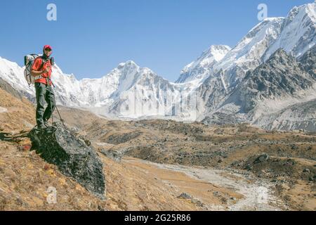 Trekking photography | Trekking photography, Travel pictures poses, Hiking  pose