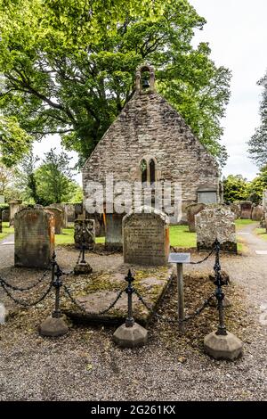 Scotland. The image is of the grave of Robert Burns parents whom are interred at  the Auld Kirk churchyard cemetery [old church] in Alloway. Stock Photo