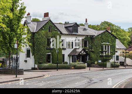 Scotland. The Brig O Doon pub near the Robert Burns memorial gardens at Alloway in Ayrshire, Scotland dedicated to the famous poet and author Stock Photo