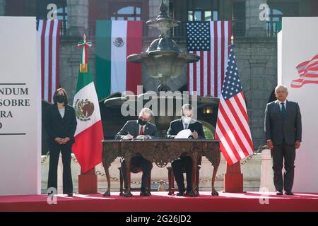Mexico City, Mexico City. 08th June, 2021. U.S. Vice President Kamala Harris and Mexican President Andres Manuel Lopez Obrador look on as U.S. US Charge d'Affaires John Creamer and Mexican Foreign Minister Marcelo Ebrard Casaubon sign an agreement at the National Palace June 8, 2021 in Mexico City, Mexico. Credit: Planetpix/Alamy Live News Stock Photo