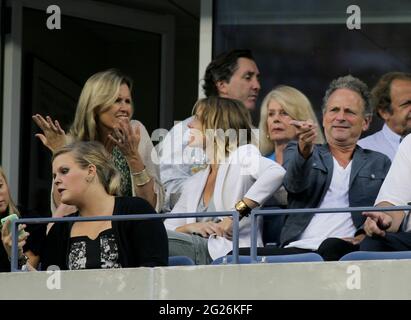 FLUSHING NY- SEPTEMBER 03: Musician Lindsey Buckingham and wife Kristen Messner, of Fleetwood Mac watches Venus Williams match at the Arthur Ash stadium at the USTA Billie Jean King National Tennis Center on September 3, 2010 in in Flushing Queens. People: Kristen Messner, Lindsey Buckingham Credit: Storms Media Group/Alamy Live News Stock Photo